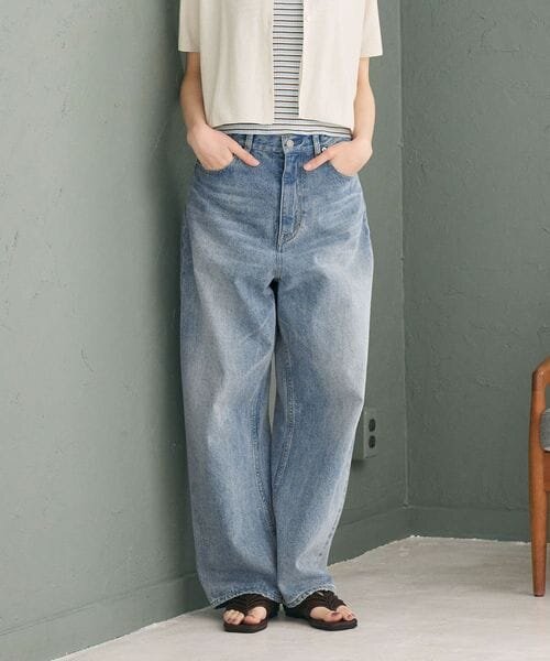  ワイドシルエットのデニムパンツをはいた女性