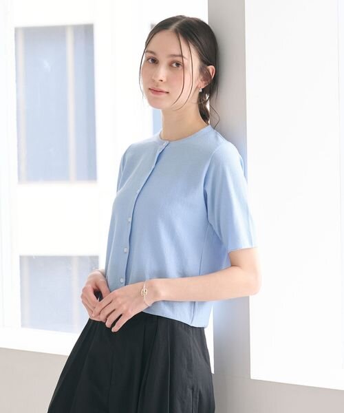 ブルーのカーディガンを着た女性