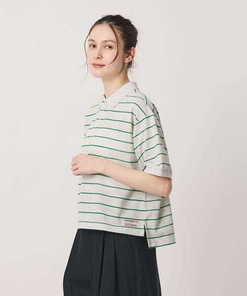 ボーダー柄のトップスを着た女性