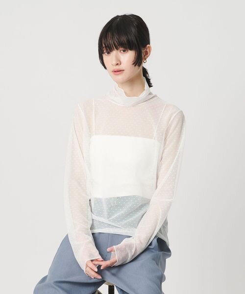 チュールトップスを着た女性