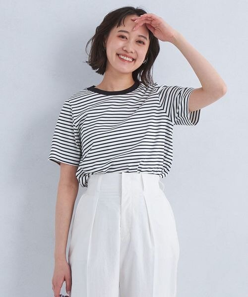半袖Tシャツを着た女性