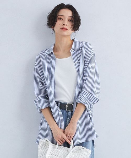 ストライプのシャツを着た女性
