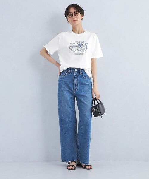 白Tシャツとデニムのコーデ