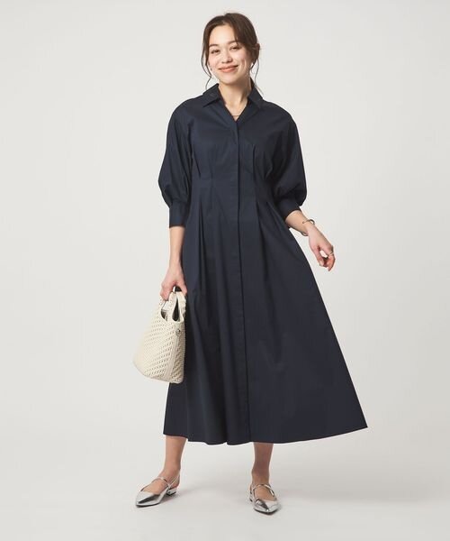 シルバーの靴を履いた女性
