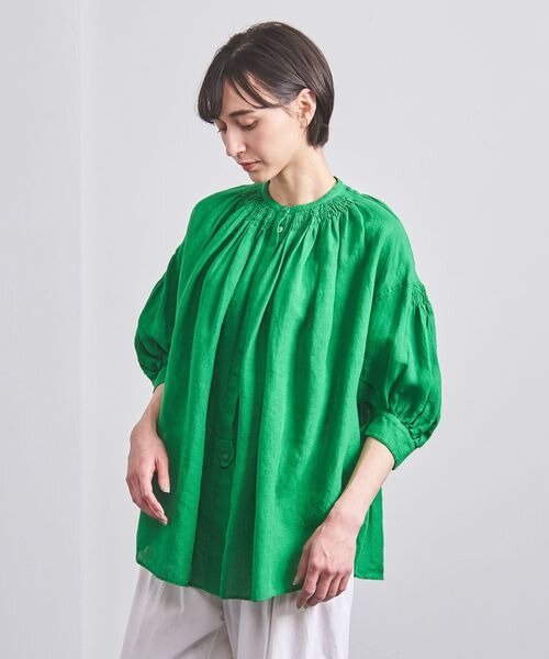 グリーンのブラウスを着た女性