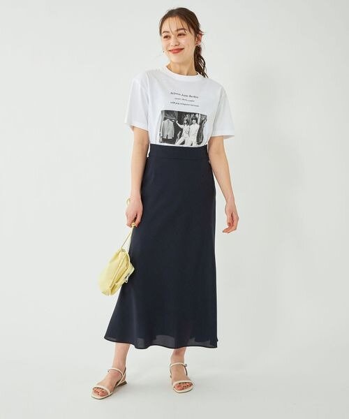 黒のフレアスカートを着た女性