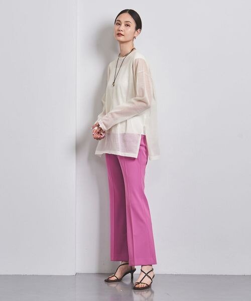 ピンクのパンツをはいた女性