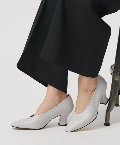 パンプスを履いた女性
