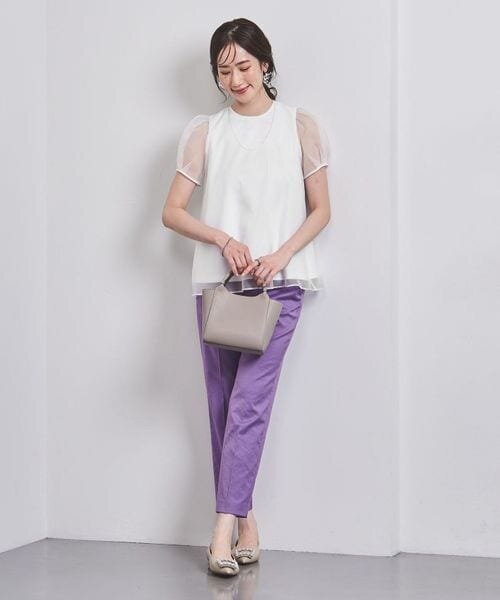 白のブラウス×パープルのパンツコーデの女性