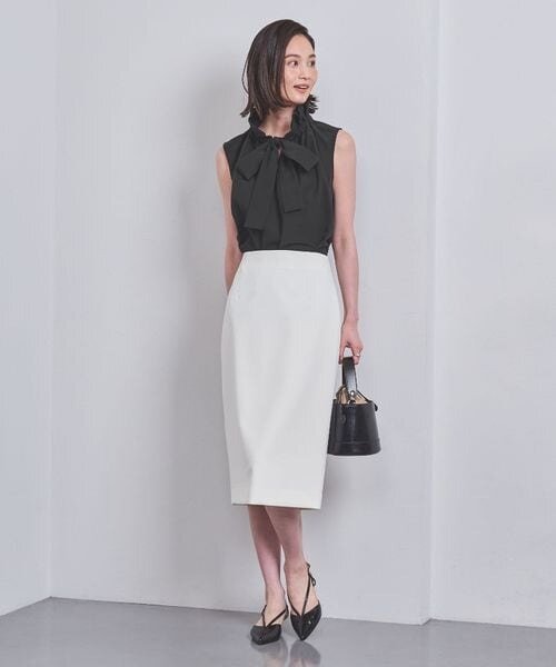 リボンのノースリーブブラウス×タイトスカートコーデの女性