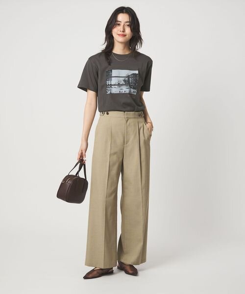 アースカラー配色のTシャツコーデ