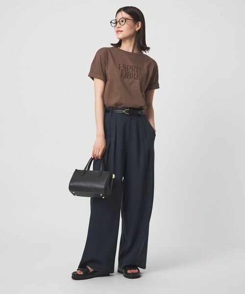 メリハリのきいたシルエットの女性