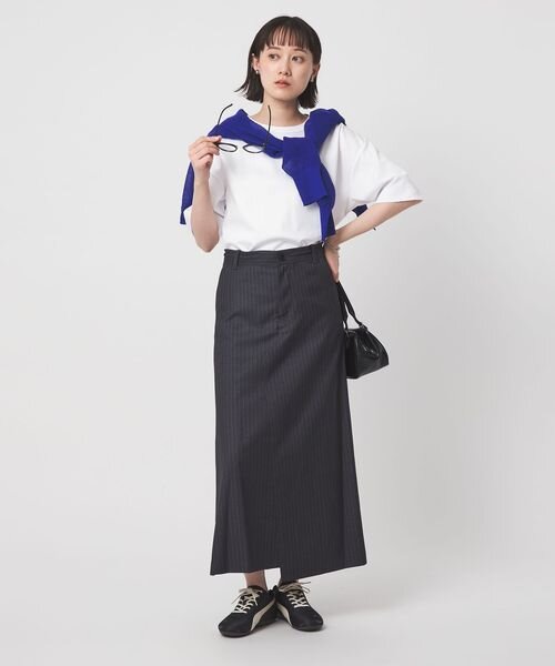 タイトスカートをはいた女性