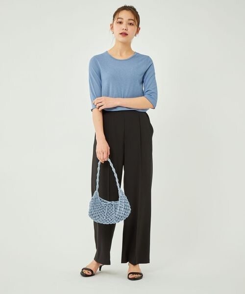 くすみブルーのカットソーを着た女性