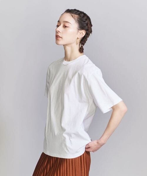 白いTシャツを着ている女性