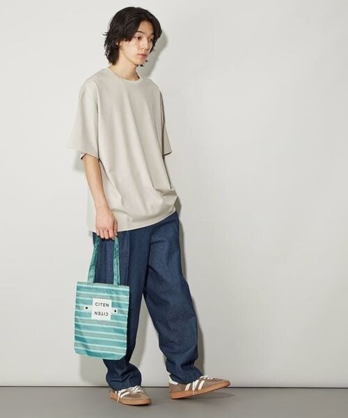半袖Tシャツを着た男性