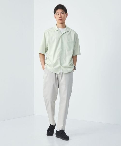 半袖シャツを着た男性