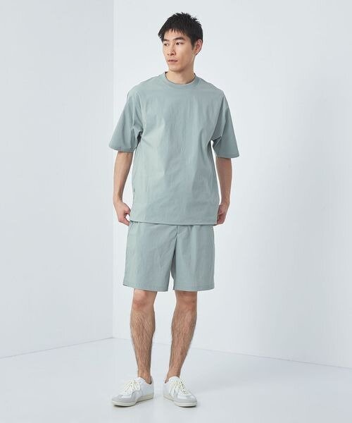 接触冷感のパンツをはいた男性