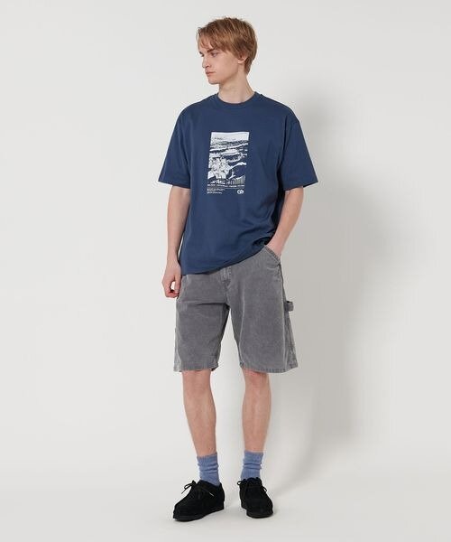 ハーフパンツをはいた男性
