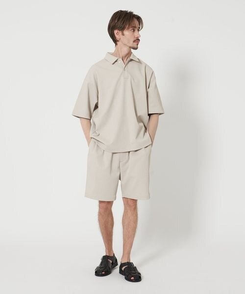 ハーフパンツ×カットソーのセットアップの男性