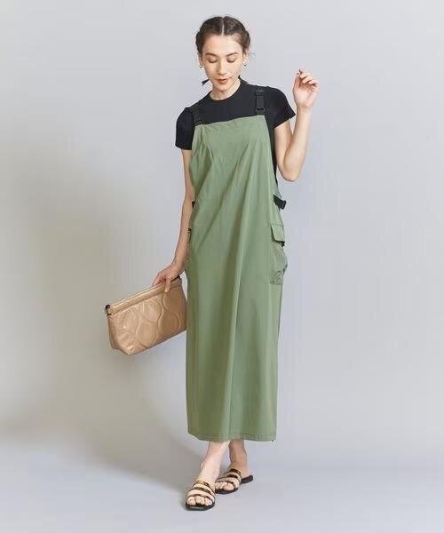 ワンピースを着た女性