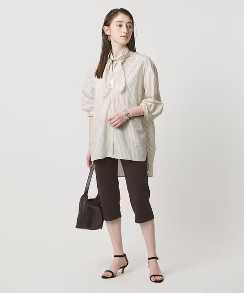 オーバーサイズトップスを着た女性