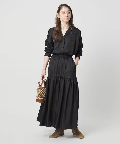ロングスカートをはいた女性