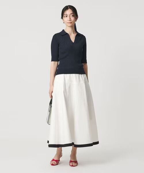 ロングスカートをはいた女性
