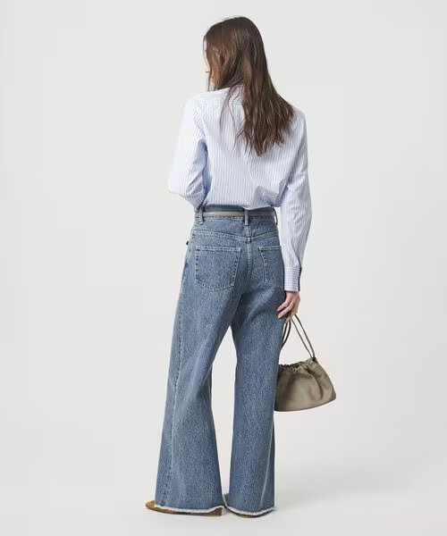 デニムパンツをはいた女性