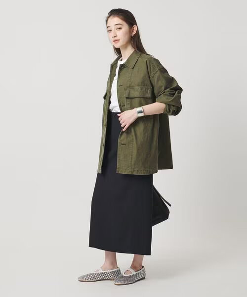 フラットシューズをはいた女性