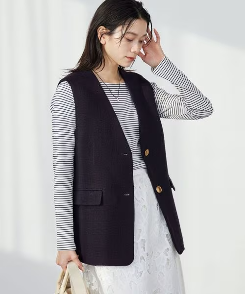 ジレを着た女性