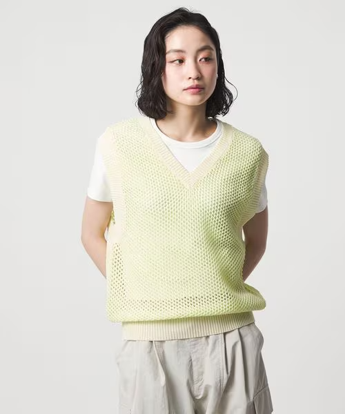 ベストを着た女性