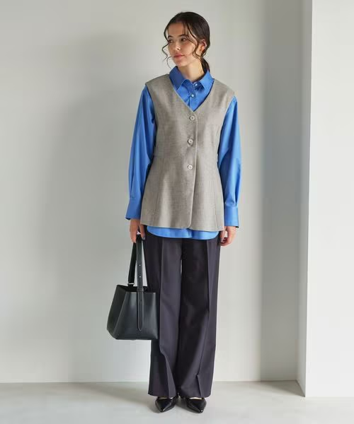 ベージュのジレを着た女性