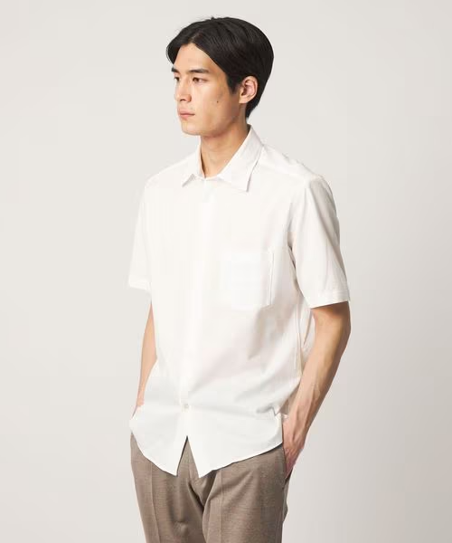白のシャツを着た男性