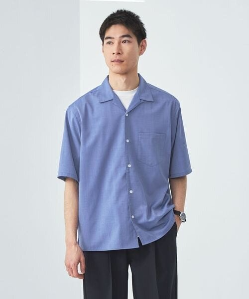 ブルーのシャツを着た男性