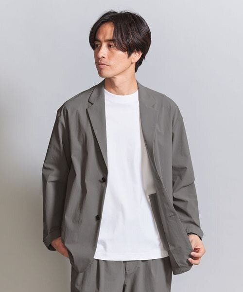 ベージュのジャケットを着た男性