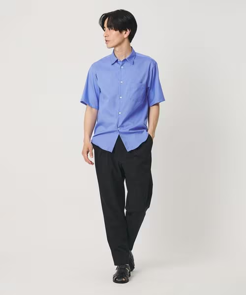 オフィスカジュアルファッションの男性