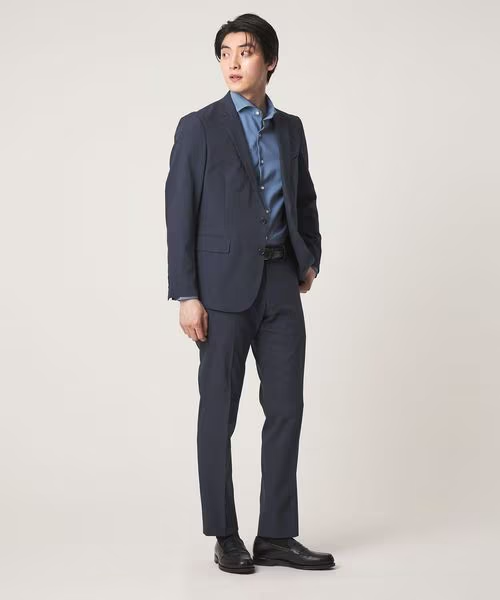 ビジネスカジュアルファッションの男性