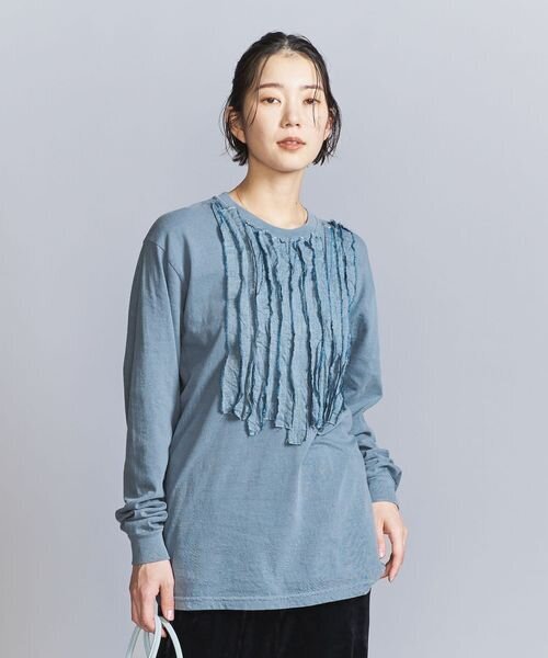 ロングスリーブTシャツを着た女性