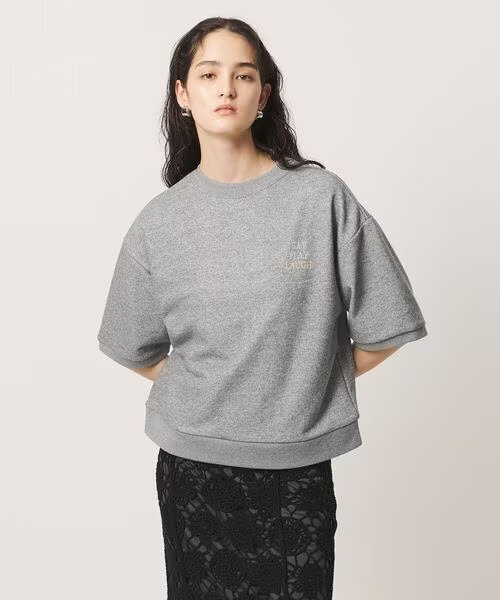 半袖スウェットを着た女性