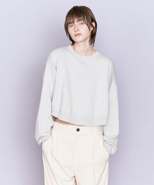ショート丈トップスを着た女性