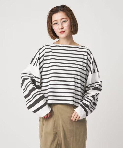 ボーダー柄トップスを着た女性