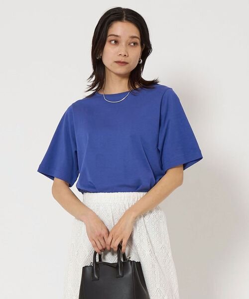 コバルトブルーのカットソーを着た女性
