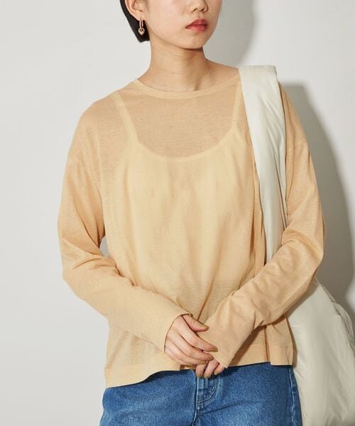 シアー素材のロングスリーブTシャツを着た女性