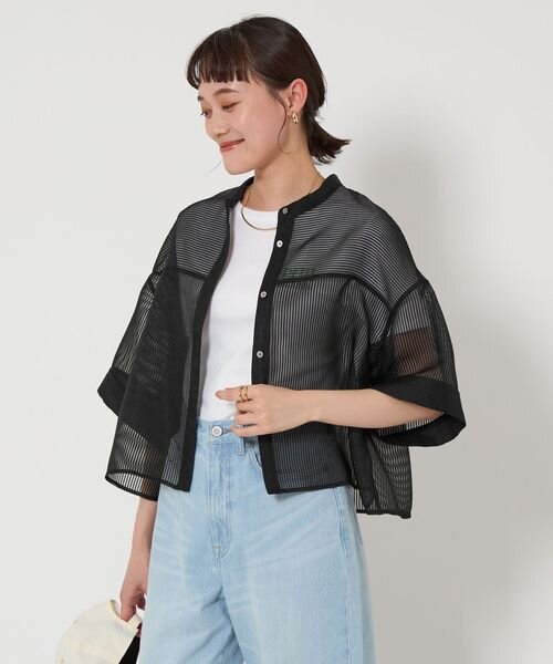 黒のシアーシャツを着た女性