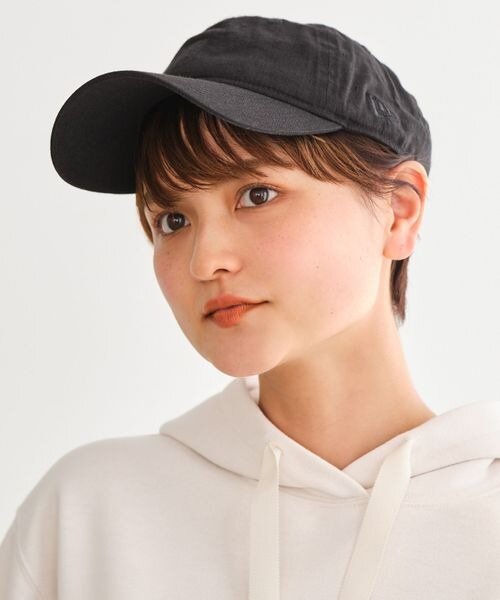 キャップを被ったショートヘアの女性