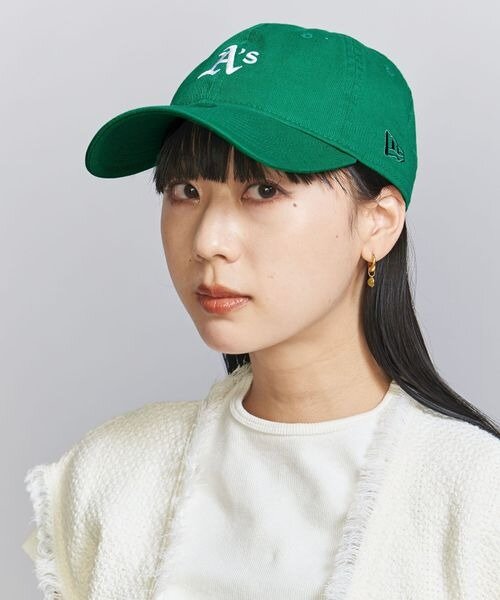 キャップを被ったロングヘアの女性