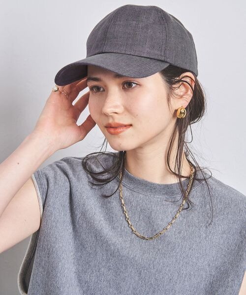 後れ毛でニュアンスを出したキャップスタイルの女性