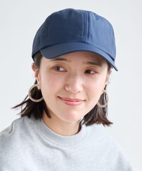 アクセサリーをつけたボブ×キャップスタイルの女性