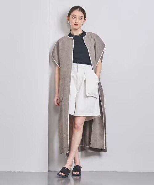 白いショートパンツの女性